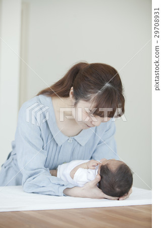 新生兒的父母和孩子 新生兒的父母和孩子 29708931