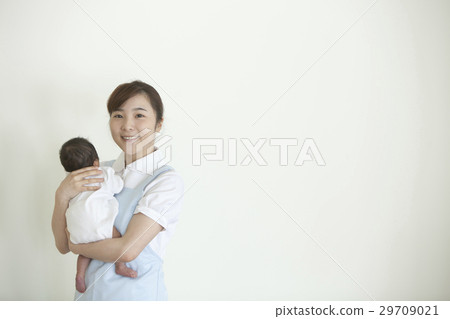 Midwife and newborn babies 29709021
