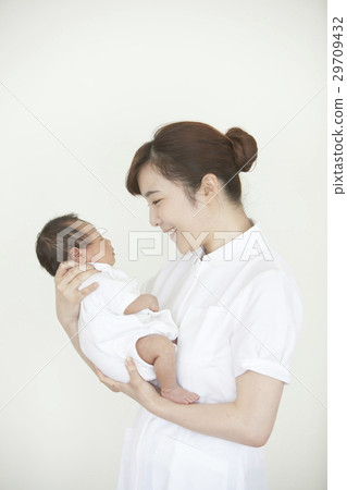 助產士和新生嬰兒 29709432