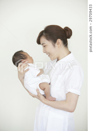 Midwife and newborn babies Midwife and newborn babies 29709433