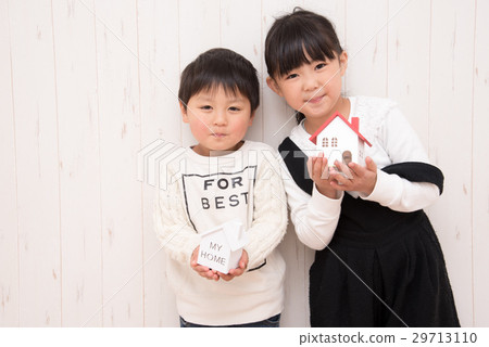 Child with model of the house 29713110
