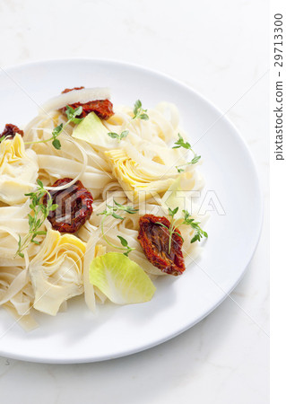 pasta with dried tomatoes and artichokes 29713300