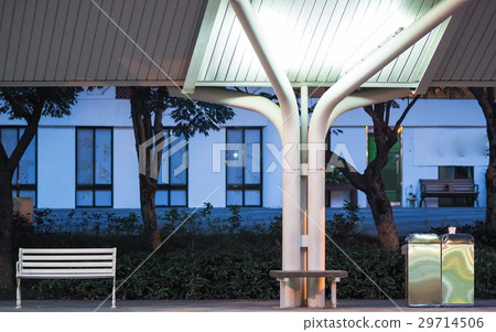 夜晚的公車站牌 29714506