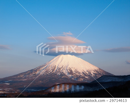 Yotei山和Mie覆蓋著雲 29714613