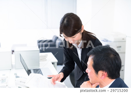 A company employee watching materials Male employee using a personal computer Discussion boss and his / her subordinates male employee businessman OL office worker 29715200
