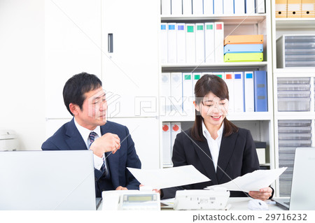 A boss and a boss who discusses young people and a subordinate male employee businessman OL office worker 29716232