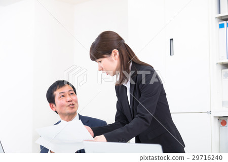 討論年輕人和下屬男性員工商人OL上班族的老闆和老闆 29716240