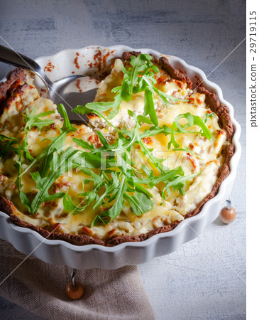 Cheese and vegetable quiche 29719115