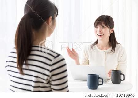 諮詢在咖啡館的婦女 29719946