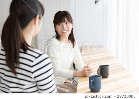 A woman who has a girls' party at a cafe 29720003