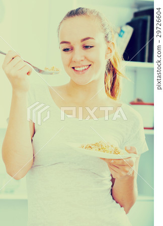 girl with chestnut hair eating porridge girl with chestnut hair eating porridge 29726604