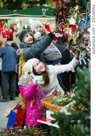 Parents with kids at X-mas market. 29726662