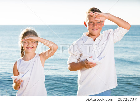 two kids playing boats 29726737