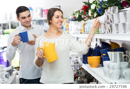 Couple buying ceramic 29727596