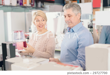Adults are buying in shop of household appliances juice extracto Adults are buying in shop of household appliances juice extracto 29727700