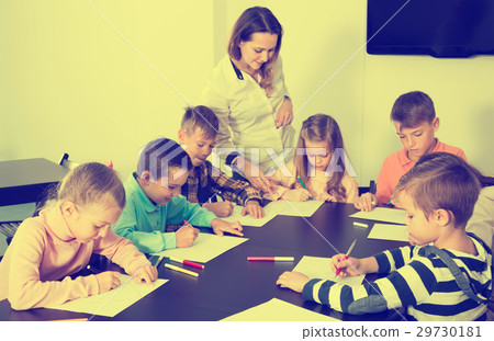 Elementary age children with teacher drawing in classroom 29730181
