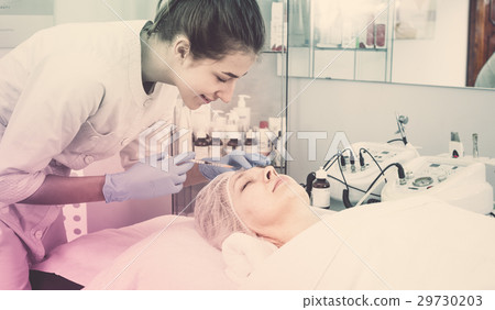 Doctor making injection 29730203