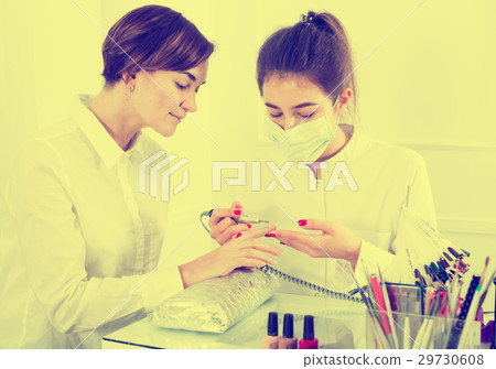 Woman doing shellac manicure 29730608