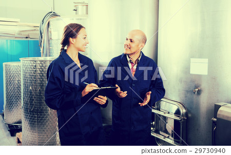 Expert woman standing with clipboard 29730940