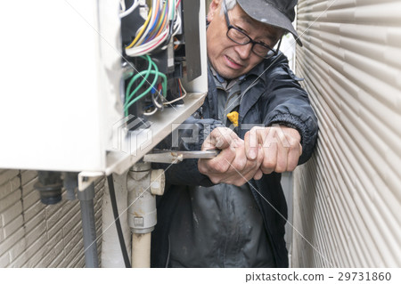 Inspect working male home water heater Replacement Install image Small residential neighbor Width 50 cm 29731860