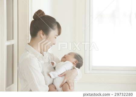 Newborns and women 29732280