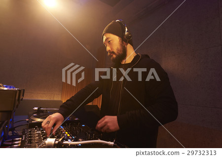 男DJ 29732313