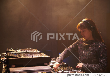 女DJ 29732320