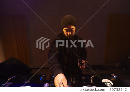 Male DJ 29732342