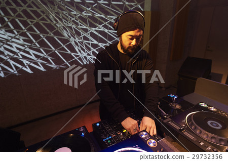 男DJ 男DJ 29732356