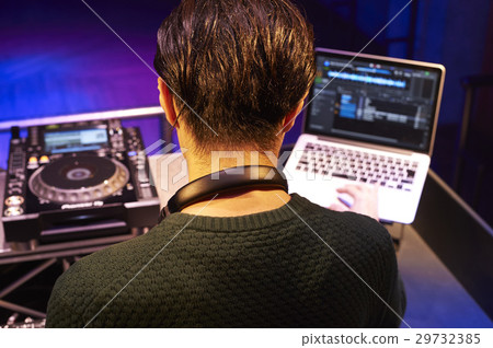 男DJ 29732385