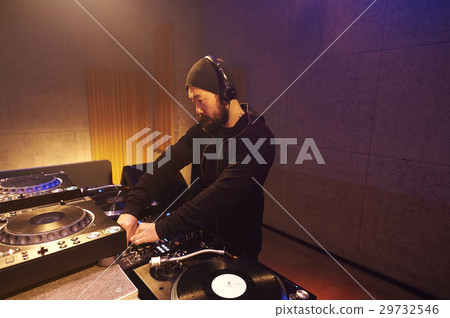 Male DJ Male DJ 29732546