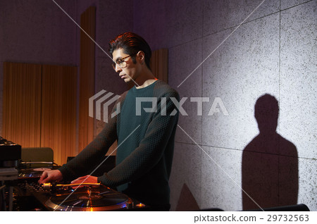 Male DJ 29732563