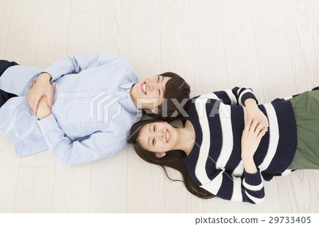 New living New lifestyle image Lying down on the floor of the living room Smiling bird's eye view shooting 29733405