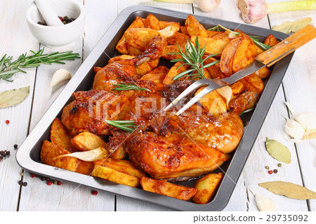 golden crispy grilled chicken, close up 29735092