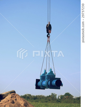 Crane handling 500mm pipe with gate valves Crane handling 500mm pipe with gate valves 29737230