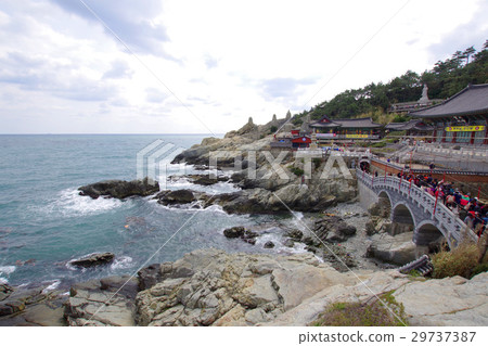 Hai Dong Yong Temple built at the beachfront 29737387
