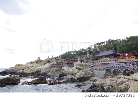 Hai Dong Yong Temple built at the beachfront 29737388