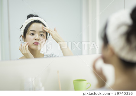 年輕的女士洗臉 29740356