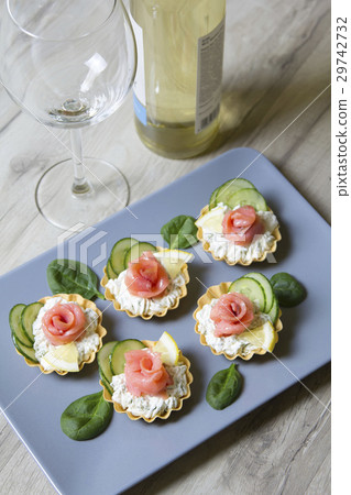 Tartlet with cheese and slightly salted trout 29742732
