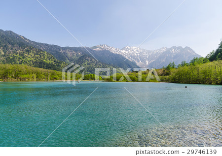 Hotaka mountain range and taisho pond at kamikochi 29746139