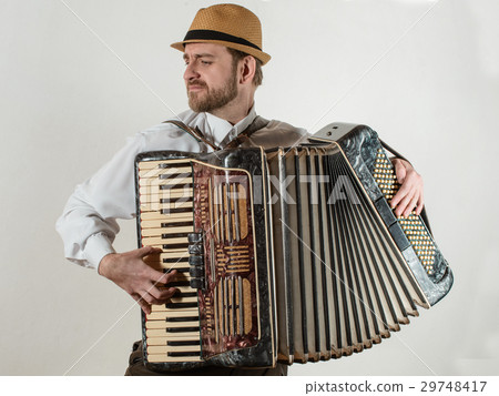 The musician playing the accordion 29748417