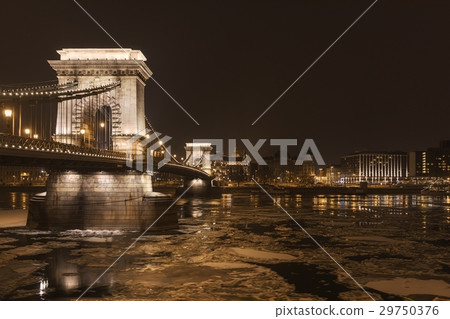 Chainbridge at nighttime with icy Danube 29750376