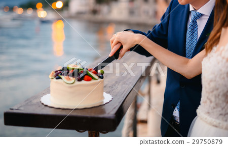 Wedding tradition - the cutting of the wedding 29750879
