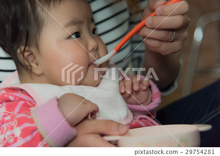 吃嬰兒食品 吃嬰兒食品 29754281