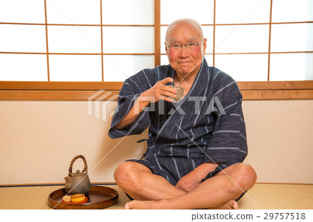 Senior to drink tea 29757518