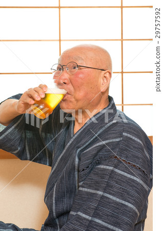 高級飲用啤酒在日式房間 29757592