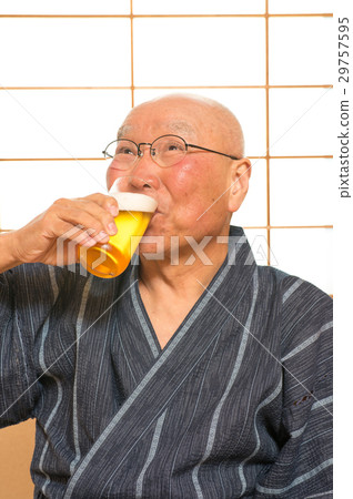 高級飲用啤酒在日式房間 29757595