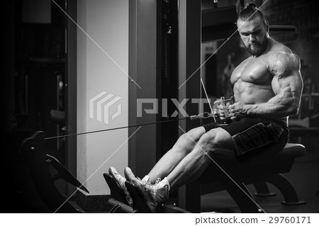 Handsome athletic man training pumping up muscles 29760171