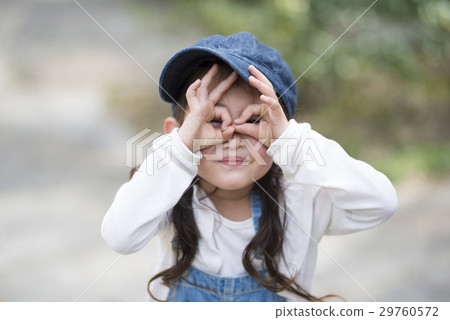 Girls making glasses by hand 29760572