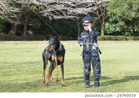 Daubelman警告一名穿著警察服裝的女孩正在望著雙筒望遠鏡 29760839